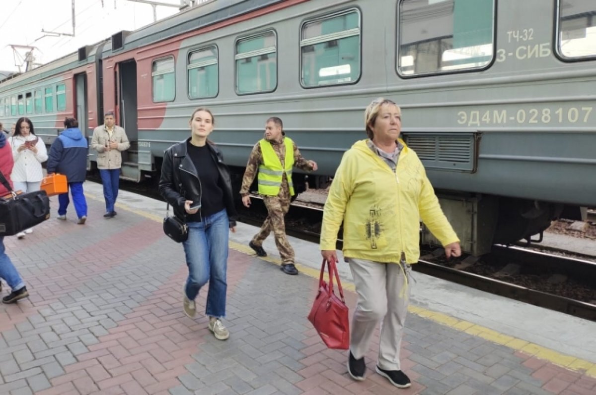    Пассажиры приземлившегося под Новосибирском самолета приехали в Омск