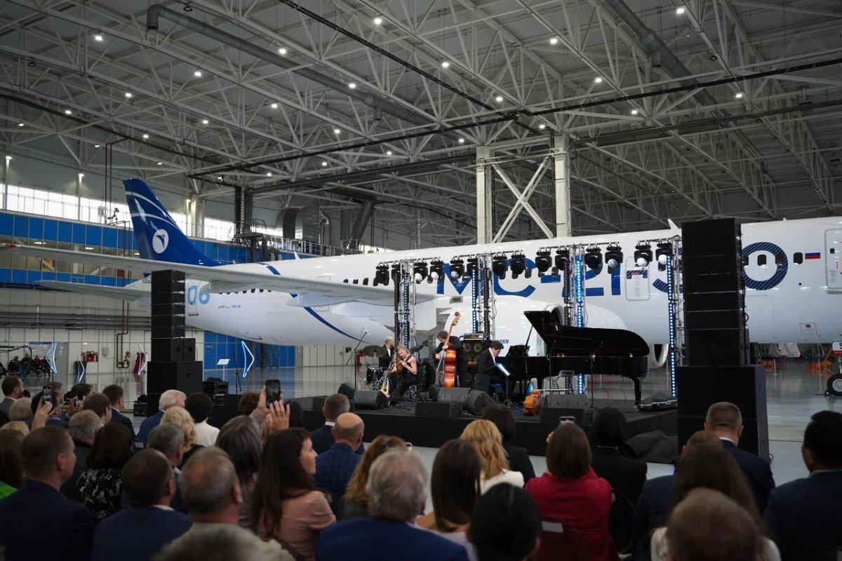    Пианист из Иркутска Денис Мацуев дал концерт в ангаре самолета МС-21