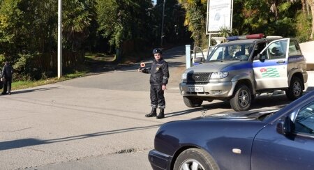 Многие отдыхающие планируют свое путешествие по Абхазии на машине, ПДД в этой стране не сильно отличается от российского НО есть нескольких норм которые могут стать неприятной неожиданностью, поэтому желательно заранее знать про них и быть готовыми чтобы Ваш отдых имел исключительно положительные воспоминания.
Разрешенная максимальная скорость движения транспортного средства в населенных пунктах - 60 км\ч, вне населенных пунктов - 90 км\ч.Общепринятая в России допустимая норма превышения на 20 км.\час - отсутствует !!!
Учитывая, что большая часть пути трассы через Абхазию идет как раз через населенные пункты. К сожалению, понять въехали в населенный пункт или нет иногда крайне сложно, соответствующие знаки могут быть установлены вне зоны видимости или вовсе отсутствовать, поэтому бывает неоднозначность со скоростным режимом на конкретном участке дороги. Среди административных правонарушений предусмотрено допустимое превышение свыше 10км\час, по факту она отсутствует и не советую Вам пытаться это проверить. В любом случае обращать внимание на все знаки скоростного ограничения - могут быть и более жесткие ограничения на загородных участках и в случае нарушения, вместо письма счастья по почте Вас может ожидать разъяснительная беседа с сотрудниками, уже поджидающие Вас далее.
Превышение скорости является самым распространенным правонарушением.В Абхазии имеются стационарные камеры фиксации скорости, но в основном встречаются сотрудник с мобильными устройствами, которые могут поджидать на любом повороте !!!
Штраф:
- Превышение установленной скорости от 10 до 30 км/ч от 600 до 1800 р.;
- Превышение установленной скорости более чем на 30 км/ч от 1800 до 3000 р.
Подготавливаясь к путешествию желательно заранее купить радар-детектор и конечно же соблюдать скоростной режим. Вам спокойнее, сотрудникам ДПС - меньше работы.
Как говорят, -"Абхазия очень красива страна и надо ехать не спеша, чтобы любоваться этой красотой - чем спешить навстречу неприятностям !"

Соблюдать дорожную разметку, не выезжать на "встречку" и не разворачиваться в неположенном месте.Это совет может показаться неуместным, ведь для любого автолюбителя это и так понятно. Вот только путешествуя по просторам Абхазии можно заметить как некоторые из местных водителей пренебрегают данным правилом, иногда чрезмерно и может сложиться ошибочное мнение, что на это не обращают внимание сотрудники ДПС. Вынужден Вас разочаровать - следят и наказывают, при том по всей строгости !!!
Штраф:
- Нарушение правил расположения транспортных средств на проезжей части, остановки, стоянки от 600 до 1800 руб.
- Пересечение сплошной линии разметки, разделяющей транспортные потоки противоположных направлений от 1800 до 3000 руб.
- Нарушение правил обгона, разворота от 1800 до 3000 руб.
Вождение в нетрезвом видеТоже знакомое правило для автолюбителей, с представлением о наказание за подобное. Так что не теряйте бдительность, особенно учитывая, что Вы на отдыхе и Вам всегда и везде будут предлагать отведать напитки продуктов брожения или с проявлением абхазского гостеприимства с застольем. Поблажек от инспекторов после не ждите.
Хотя несколько лет назад сотрудники ДПС при встрече нетрезвого водителя могли сопроводить его до дома, чтобы убедиться, что отдыхающий добрался без происшествий, НО времена поменялись и за это теперь светит серьезное наказание !!!
Штраф:
- Управление транспортными средствами водителями, находящимися в состоянии опьянения или передача управления транспортным средством лицу в состоянии опьянения от 4800 до 6000 руб. или лишение права управления от 1 до 2х лет, либо административный арест до 15 суток.
Соблюдать правила парковки и остановкиВозможно по сравнению с предыдущими это правило не столь значимое, тем не менее под наблюдением бдительных сотрудников. Учитывая, что в Абхазии за данное нарушения еще практикуется снятие номера. Получить который обратно Вы сможете в отделении ГАИ после оплаты штрафа.
В Абхазии отсутствует электронная система оплаты штрафов и быстро оплатить не получится и в лучшем случае придется ехать в ГАИ или в банк, который может находится в другом городе, а после возвращаться и подтверждать успешную оплату. При этом, на это время Ваши права могут быть заменены на временные и вернут их Вам только после подтверждения успешной оплаты штрафа. Эта информация может проверяться при выезде с территории Абхазии на пограничном контроле.
В случае спорных ситуаций не лишним буде наличие записи видеорегистратора в качестве весомого аргумента Вашей невиновности.
Чтобы не тратить время на доказательства своей невиновности, не тратить время чтобы оплатить штрафы или возвращения номерных знаков, соблюдайте ПДД и отдыхайте в свое удовольствие.Не лишним будет иметь при себе телефонные номера и адреса МВД Абхазии, в случае возникновения спорных ситуаций. Кроме этого в данной статье были приведены только некоторые виды нарушений и меры наказаний, желательно ознакомиться с полным перечнем и иметь при себе данный прейскурант. 
