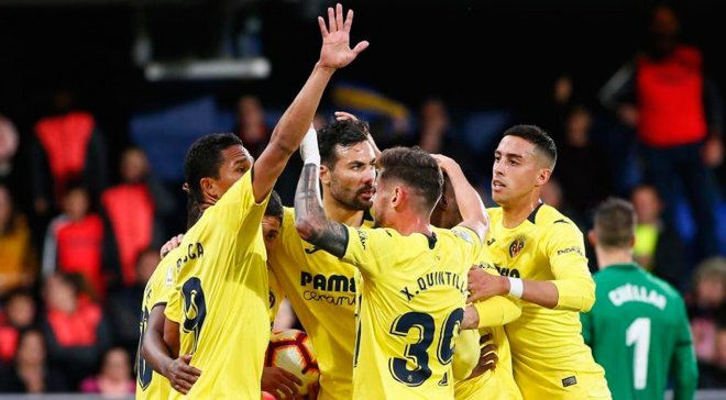  В рамках 33-го тура испанского первенства Севилья уступила Хетафе, Эспаньол сыграл вничью с Леванте, а Вильярреал победил Леганес. Счет и отчет о матчах читайте на "Футбол 24". 
Чемпионат Испании 2018/2019, 33-й тур

Леванте – Эспаньйол – 2:2

Голы: Везу, 62, Рочина, 72 – Иглесиас, 16, Роха, 65

Удаление: Рочина, 74 (Леванте), Даконам, 71 (Хетафе)

Хетафе – Севилья – 3:0

Голы: Мата, 34 (п.), Молина, 45+4 (п.), 53

Удаление: Эскудеро, 45+4 (Севилья)

Вильярреал – Леганес – 2:1

Голы: Бакка, 64, Экамби, 80 – Эль Жар, 86 (пен)

Бетис – Валенсия – начало матча в 21:45

В первом матче воскресенья 33 тура чемпионата Испании Леванте принимал аутсайдера Эспаньол. Левантийцы в последний раз побеждали еще 16 февраля и с такой игрой рисковали покинуть высший дивизион. "Попугаи" наоборот в последних матчах набрали неплохую форму и не собирались без боя дарить сопернику три очка. Уже на 16-й минуте гости взялись за дело: Борха Иглесиас открыл счет в матче. На последней минуте первого тайма Эспаньол забил второй раз, но арбитр, воспользовавшись системой VAR, гол отменил. На 62-й минуте Рубен Везу восстановил "статус кво", и уже через три минуты Марк Роха снова вывел Эспаньол вперед. На 72-й минуте Рубен Рочина стал героем матча сравняв счет, однако через мгновение – получил вторую желтую карточку и был удален с поля. 
Во втором матче встречались соседи по турнирной таблице – Хетафе и Севилья. На 34-й минуте Хайме Мата с пенальти вывел "темно-синих" вперед. На третьей добавленной минуте Севилья оказалась в меньшинстве: Серхио Эскудеро нарушил правила в штрафной, получил вторую желтую карточку и был удален. Пенальти уверенно реализовал Хорхе Молина. В начале второго тайма он же доводит счет до неприличного. На 71-й минуте рефери уравнял составы команд удалив Джене Даконама.

Леганес приехал в гости к Вильярреалу без Кравца и с Луниным в запасе – он прогнозируемо остался на скамейке до самого конца встречи. Хозяева забили первый гол уже на 5-й минуте, однако его отменили из-за положения вне игры; в целом же "желтая сумбарина" выглядела интереснее, создав ряд опасных моментов в первом тайме. Во втором левантийцы превратили свое игровое преимущество в засчитанные голы: на 64-й Бакка сыграл на добивании после замыкания Экамби, а на 80-й сам Токо по передаче Касорлы удвоил счёт. Леганес на 86-й минуте сумел отквитать один мяч с пенальти, но на большее гостей не хватило.

