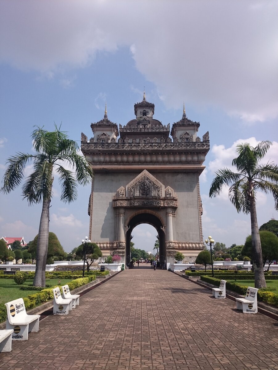 Триумфальная арка по лаосски