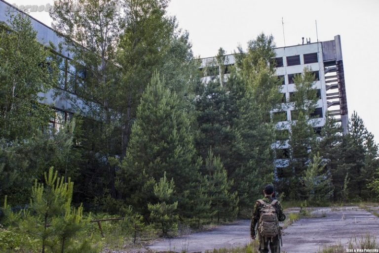 Найти сталкеров в припяти. Чернобыль зона отчуждения завод. Территория Припяти. Киевская область Припять. Город 2030 Припять.