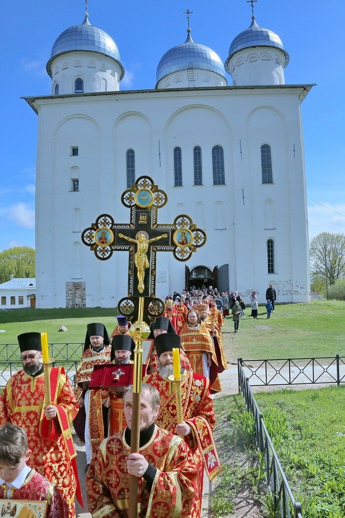 Георгиевский собор «больше Софийского собора (ширина центральных нефов такая же, боковые шире) и, что является главным, значительно усложнён и индивидуализирован творческой волей зодчего – мастера Петра. Стремление подчеркнуть структурность и пространственность здания привело к удивительной ясности и выверенности композиции. …Георгиевский собор – это завершение развития княжеской архитектуры Новгорода, как таковое он есть и вершина эволюции, и её конец… Как кажется, Пётр не стремился к поискам нового, его привлекало наиболее яркое и полное воплощение старых идей, связанных с княжеской культурой. И здесь он достиг совершенства – предельного». Это о Георгиевском соборе Свято-Юрьева монастыря писал выдающийся исследователь истории русской архитектуры Алексей Комеч.