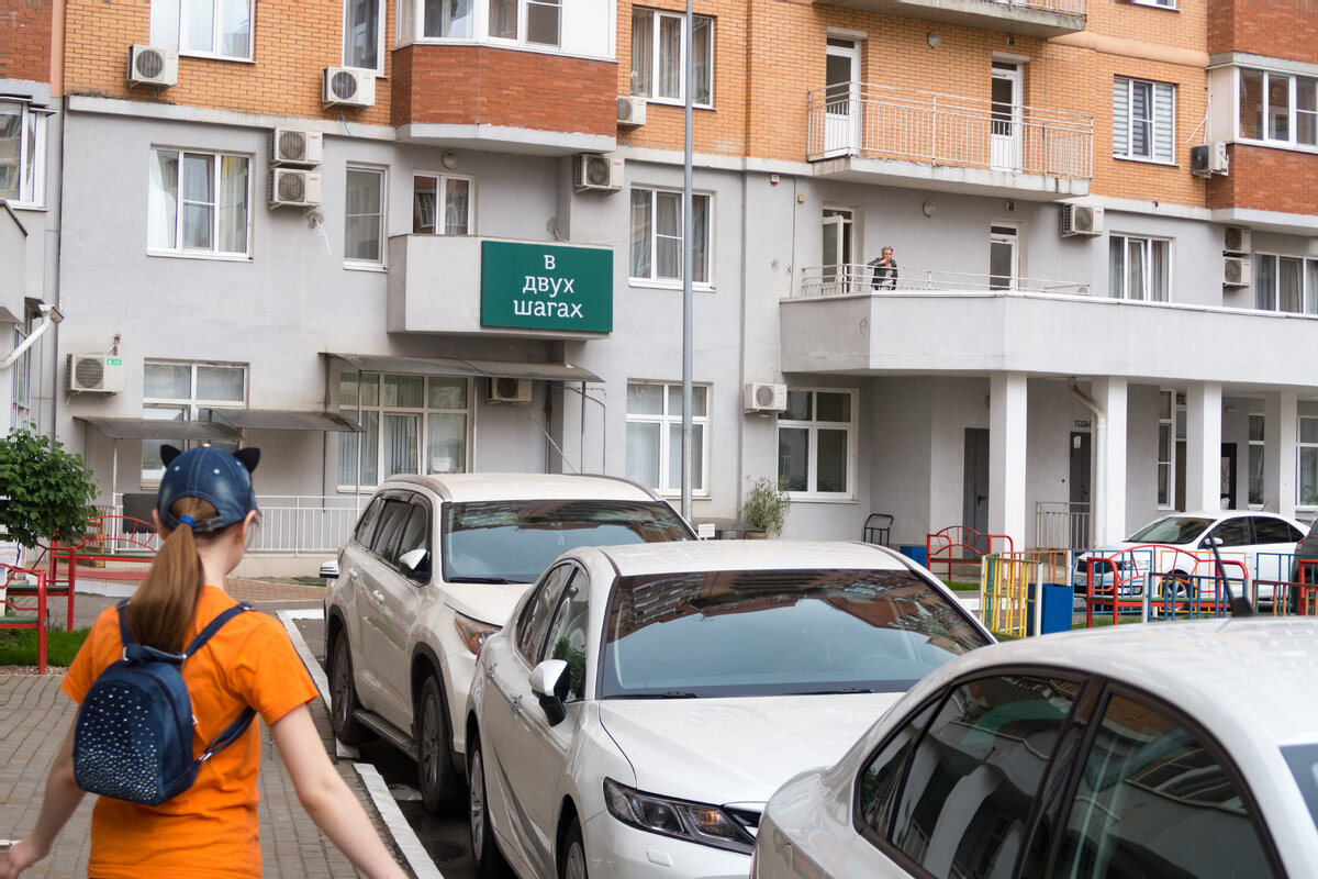 Вот так выглядит фасад гостиницы в жилом доме.