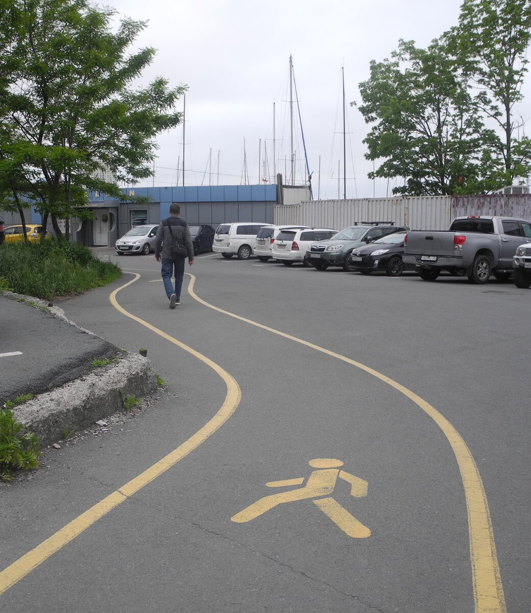 Наша тропа, которая досталась жителям города от бывшего мэра. Намалёванные на асфальте человечки были ещё и с некоторой "помпой" открыты, как тропа здоровья. 