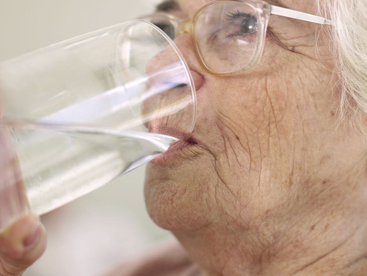 Сохнет во рту причины у пожилых. Вода в пожилом возрасте. Пожилая женщина пьет воду. Питье у пожилых. Пожилая женшина пьёт воду.