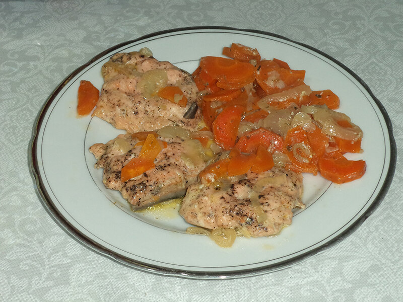 Горбуша кусочками с овощами. Горбуша тушеная с овощами. Горбуша в мультиварке с овощами. Горбуша с овощами в духовке. Горбуша запеченная в мультиварке.