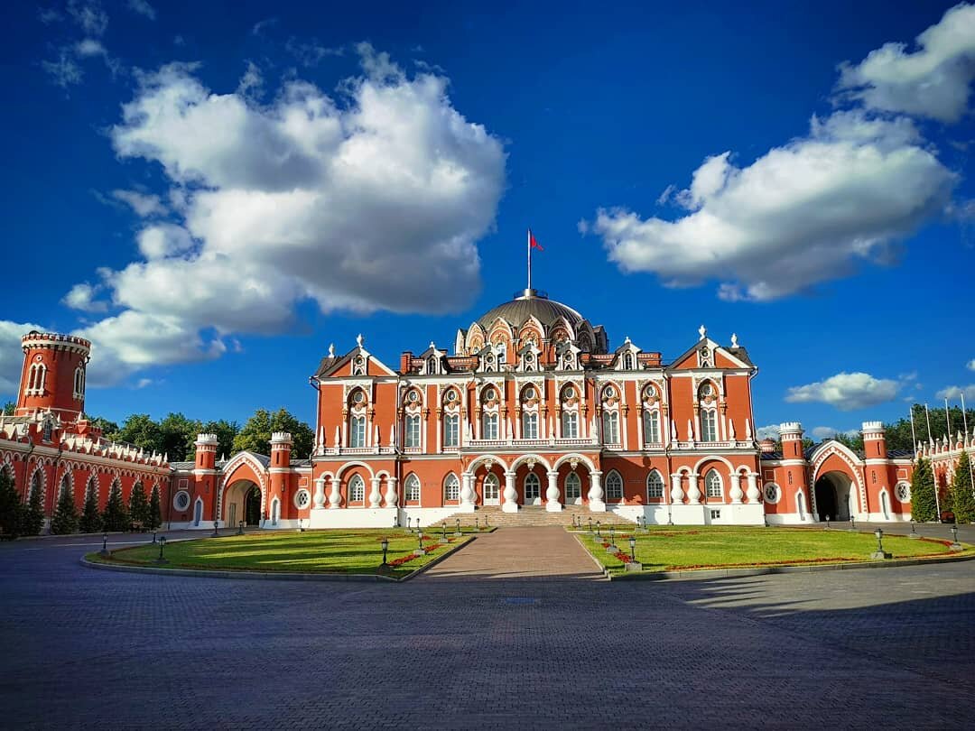 петровский дворец в москве