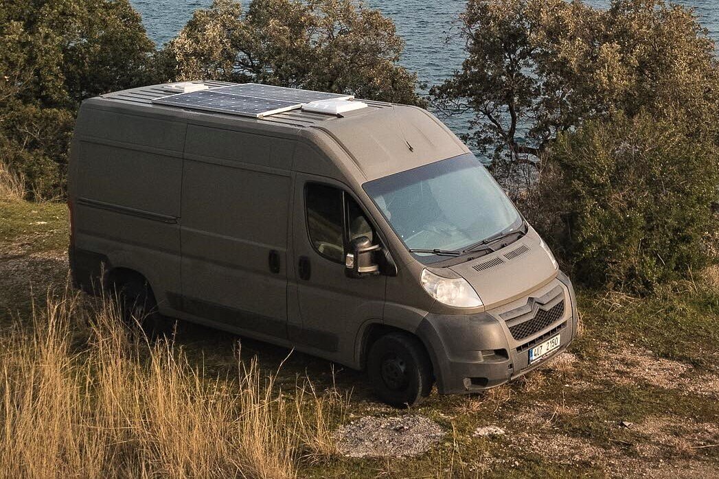 На крыше солнечные панели, которые вырабатывают все электроэнергию