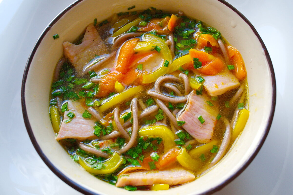 Суп со свининой простой рецепт. Суп из свинины. Суп из рульки. Суп со свининой. Свинина для бульона.