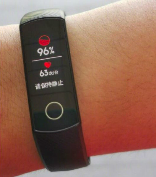Фотография Honor Band 5, представленная генеральным директором Honor Жао Мингом