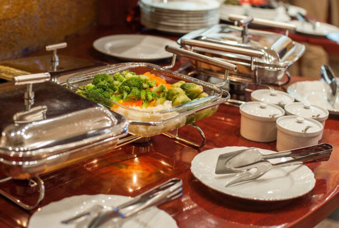 Завтрак в отеле - это одна из самых популярных услуг, которой гости пользуются с удовольствием, особенно когда стоимость завтрака уже включена в стоимость номера. Существует несколько вариантов завтрака: “шведский стол”, ранний, континентальный завтрак.