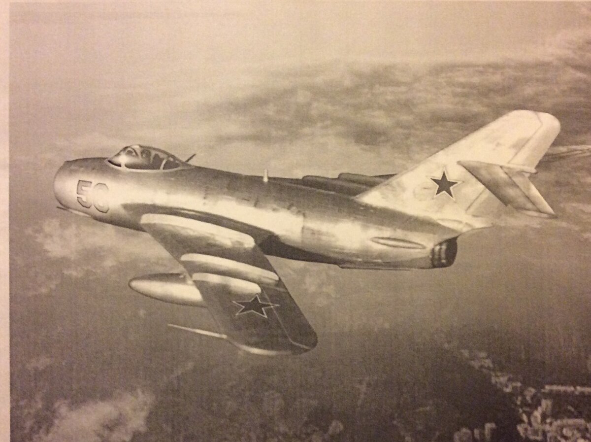 Реактивный истребитель МИГ- 17,  фото   страницы из книги " Мой командир"