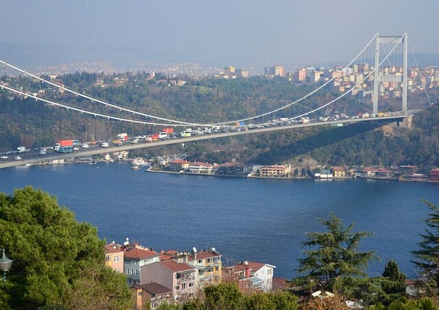 Мост через Босфор. Босфорский пролив разъединяет европейскую и азиатскую части Стамбула, а МОСТ их соединяет. Фото автора