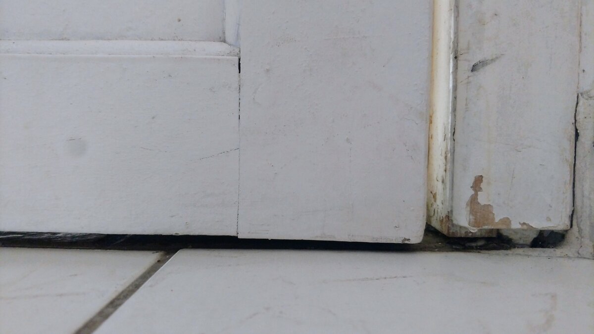 Щели в входной двери в типичной квартире