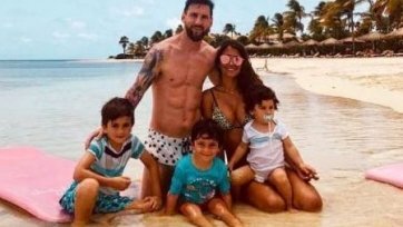 В этот раз аргентинец со своей женой Антонеллой Рокуццо танцует на концерте. 
