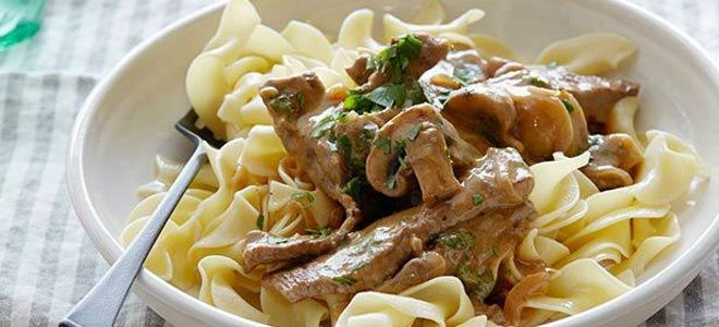 Мы с тобой сегодня будем готовить несколько необычный вариант бефстроганов, но я уверена, что этот рецепт тебе тоже придется по душе. 