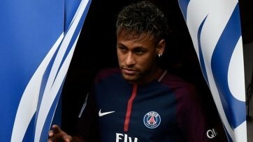 Фото: psg.frКак утверждает UOL, в контракте 27-летнего форварда был прописан бонус в размере 3 млн евро за попадание в список лучших игроков года по версии ФИФА. Неймарав нем в этом году не оказалось. Ко всему, в «ПСЖ» приняли решение лишить игрока премии в размере 2 млн евро по причине его опоздания на тренировку.
