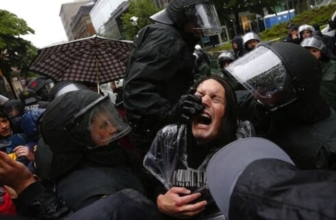 Немецкие полицейские заботливо проверяют зубки протестующему 