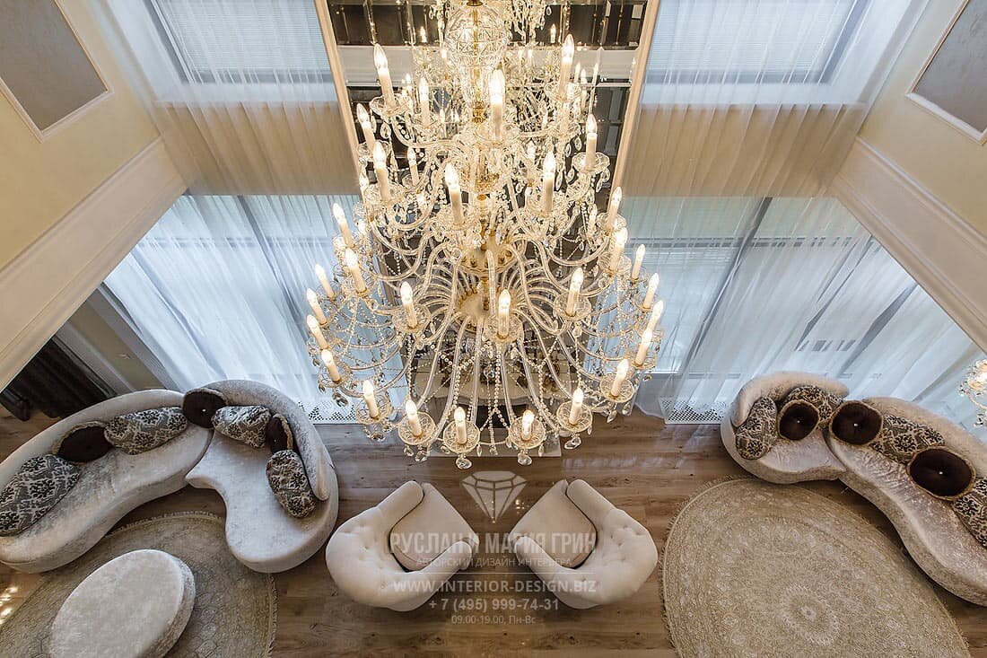 На фото: Многорожковая люстра как интерьерная доминанта