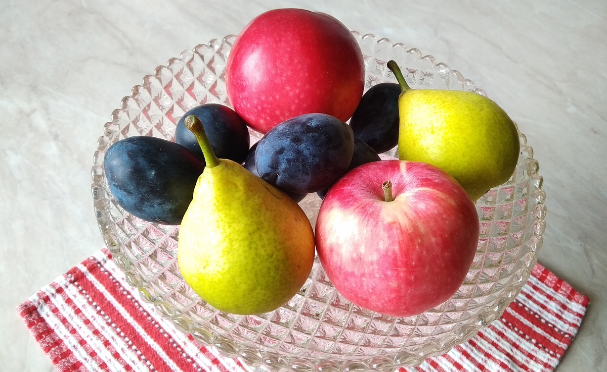 Яблоки свои с дачи, остальное все куплено на рынке