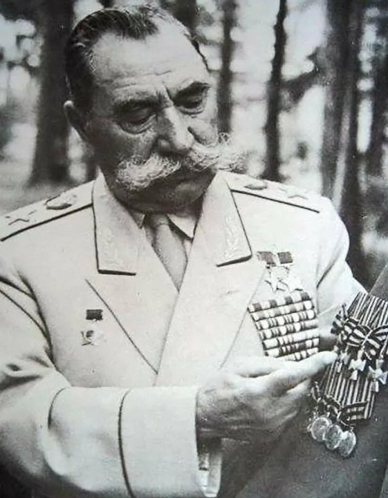 На фото еще дважды Герой, потом друг Лёня в 1968 подарил третью звезду. 