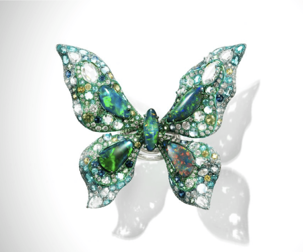 Бабочка-кольцо из титана от Anna Hu с красивейшими черными опалами Австралии. Манит своей красотой! Источник фото: annahu.com