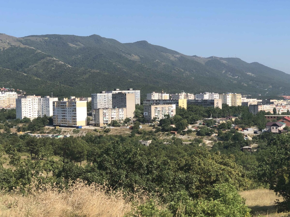 Причем в одну сторону будет вид на море, а в другую на горы. 