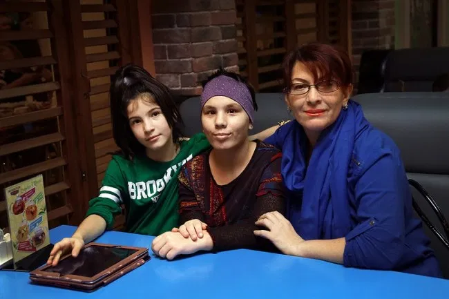 Лейла Гамзатова с дочерями, Шахри и Мариной (Татьяна Титова/Это Кавказ)