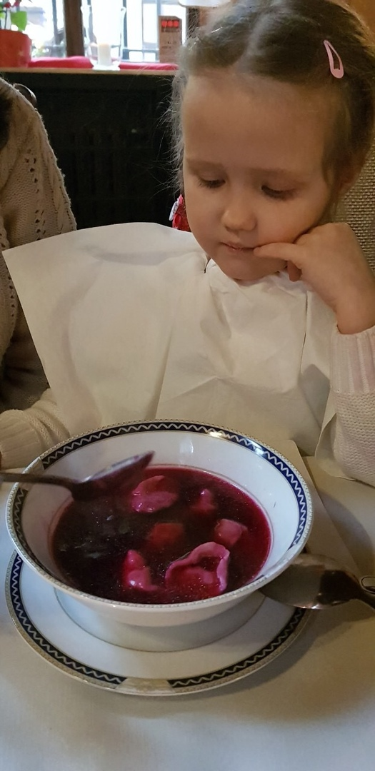 Тася еще долго сидела над тарелкой, гадая, что же ей такое принесли