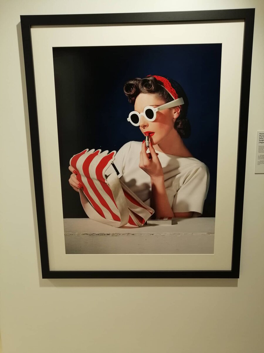 Хорст П. Хорст, обложка июльского Vogue 1939 г. Модель Мюриэль Максвелл демонстрирует пляжную моду