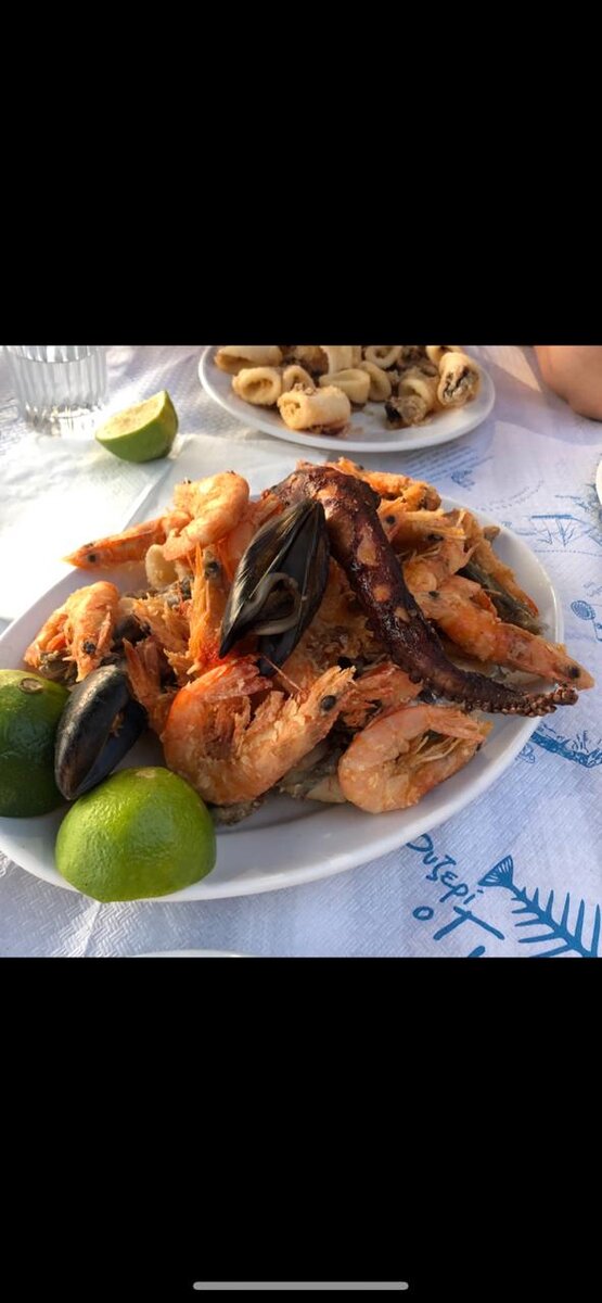 Порции в Греции огромные: можно смело брать на 2-их или 3-их.