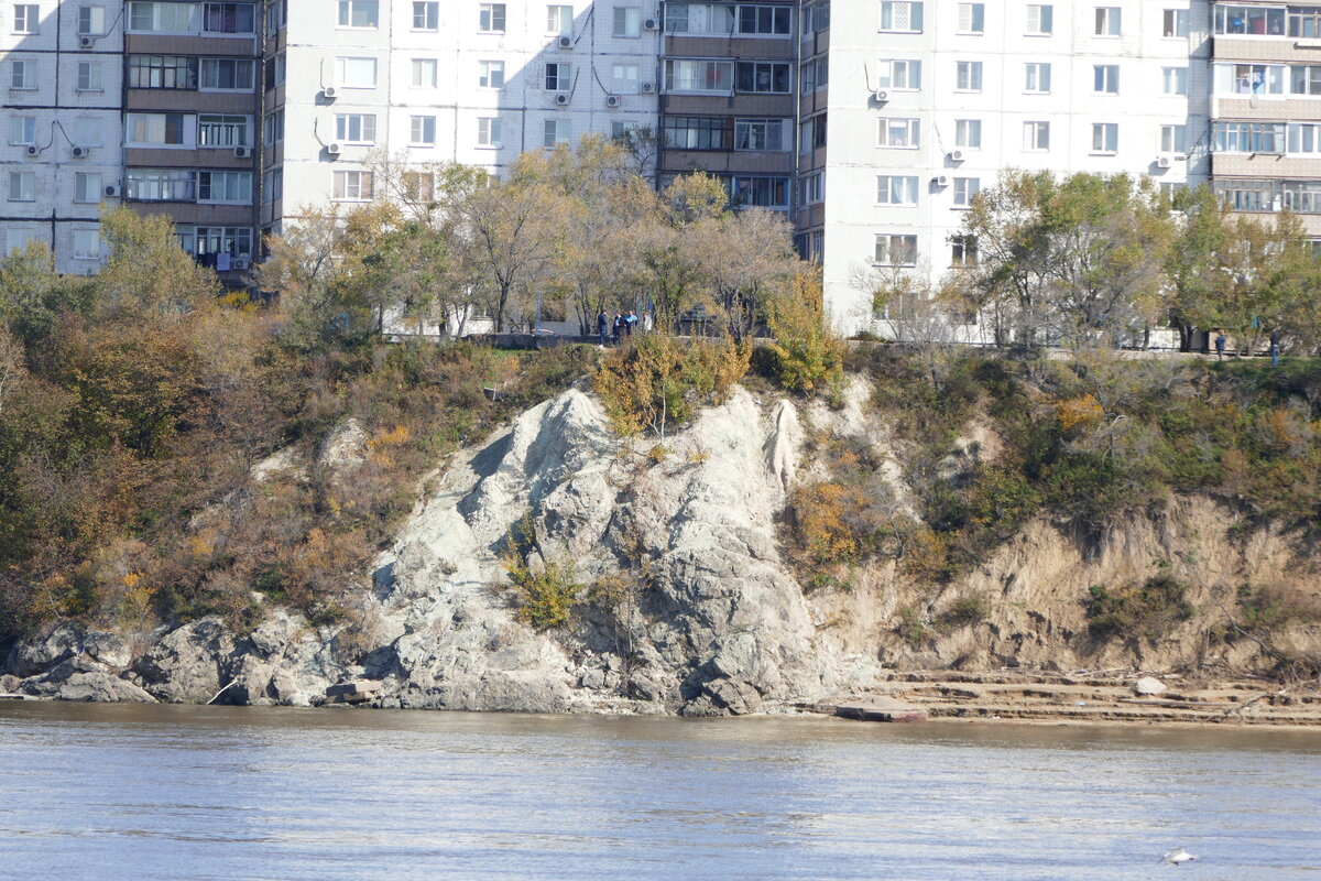 Город на правом берегу амура. Правобережная улица Хабаровск. Фотографии берегов Амура. Чертики на берегу Амура. Вятское берег Амура.