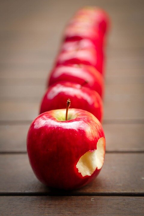 https://cdn.pixabay.com/photo/2015/02/13/00/43/apples-634572_960_720.jpg