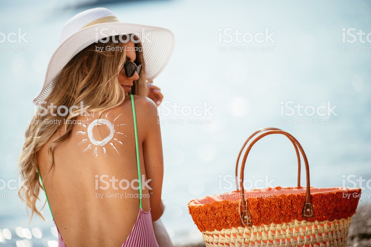 https://www.istockphoto.com/ru/%D1%84%D0%BE%D1%82%D0%BE/woman-using-sun-cream-on-the-beach-gm1026972600-275365895