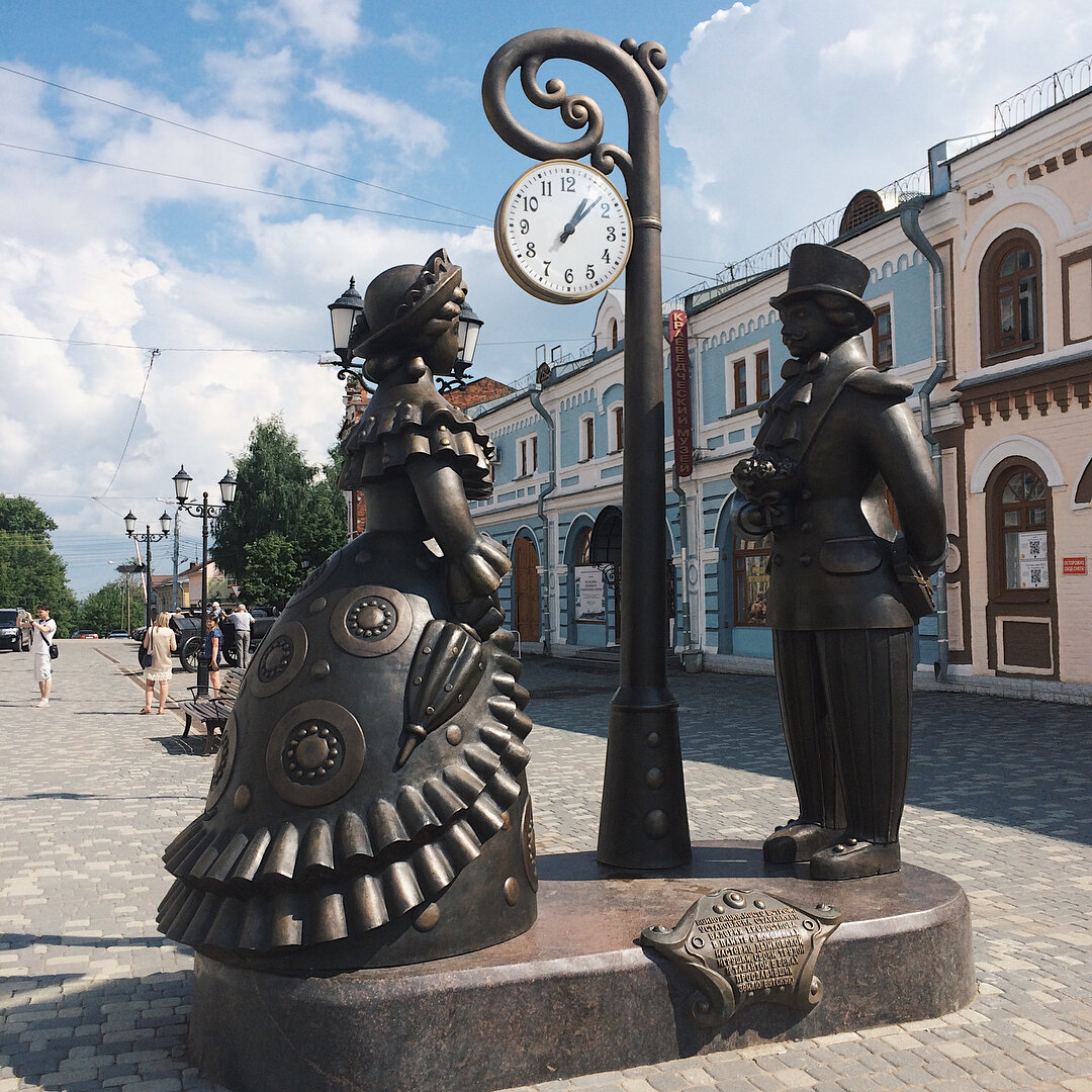 Памятник дымковской игрушке на Спасской