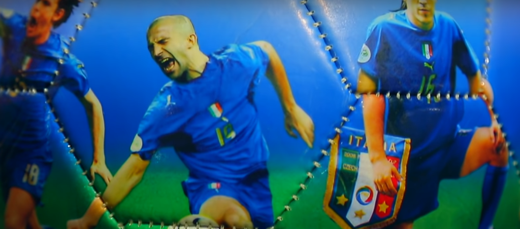 Отличительной чертой такого мяча является видимость швов.