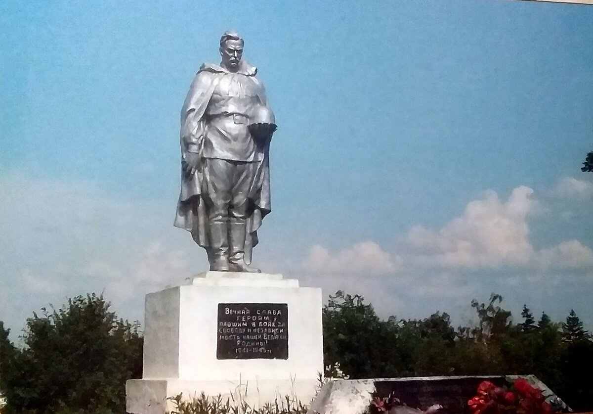 Памятник погибшим воинам в селе Паволочь Житомирской области Украины.