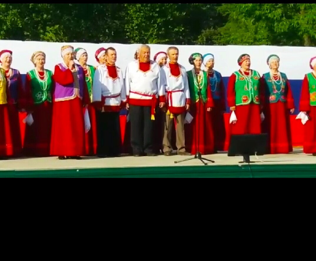 А еще он в хоре поет !  В центре !