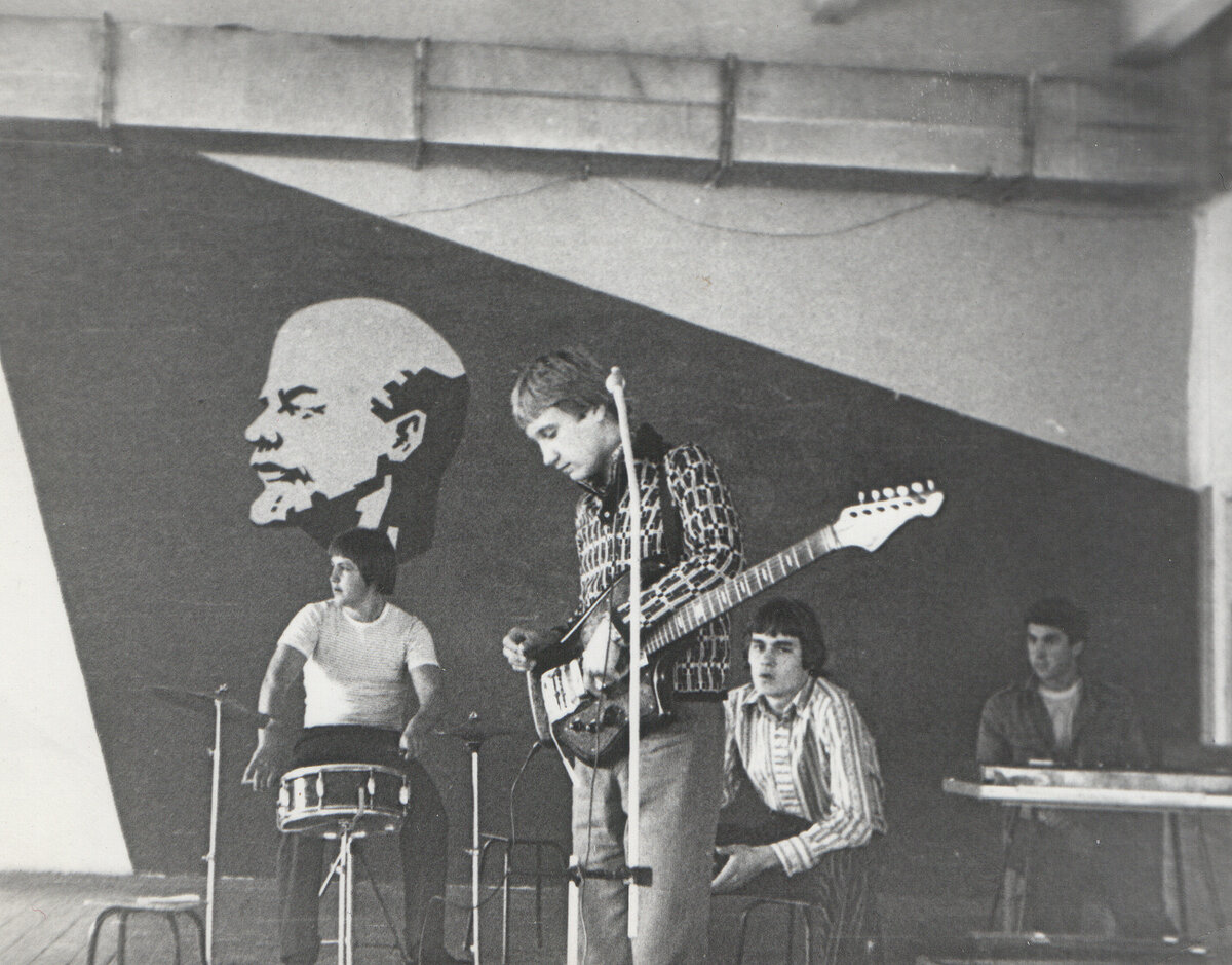 С тяжеленной "Тоникой" наперевес: ВИА Батракова из 70-х