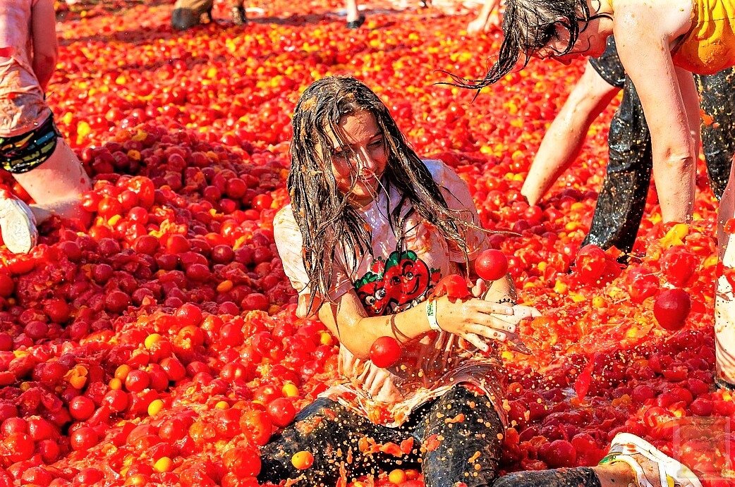 Испания: томатина — битва томатами. Потрясая помидорами. Фестиваль ла томатина испания. Фестиваль томатина в испании. Tomatina праздник праздник в испании.