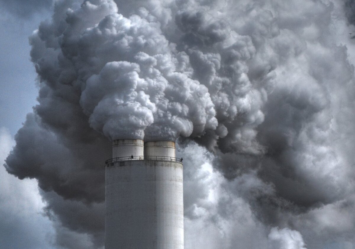 Загрязнение фабриками. Выбросы в атмосферу. Выброс веществ в атмосферу. Загрязнение воздуха. Погодные условия способствующие накоплению вредных веществ.