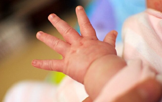 Что касается ситуации, когда семья воспитывает младенца, до одного года. Может ли муж подать на развод с ребенком до года? Ответ однозначный — нет. Согласно законодательству РФ (ст.17 Семейного кодекса РФ). Кроме того, если супруга находится в положении, тогда муж не сможет подать на развод, до рождения ребенка и в течение года после его рождения.