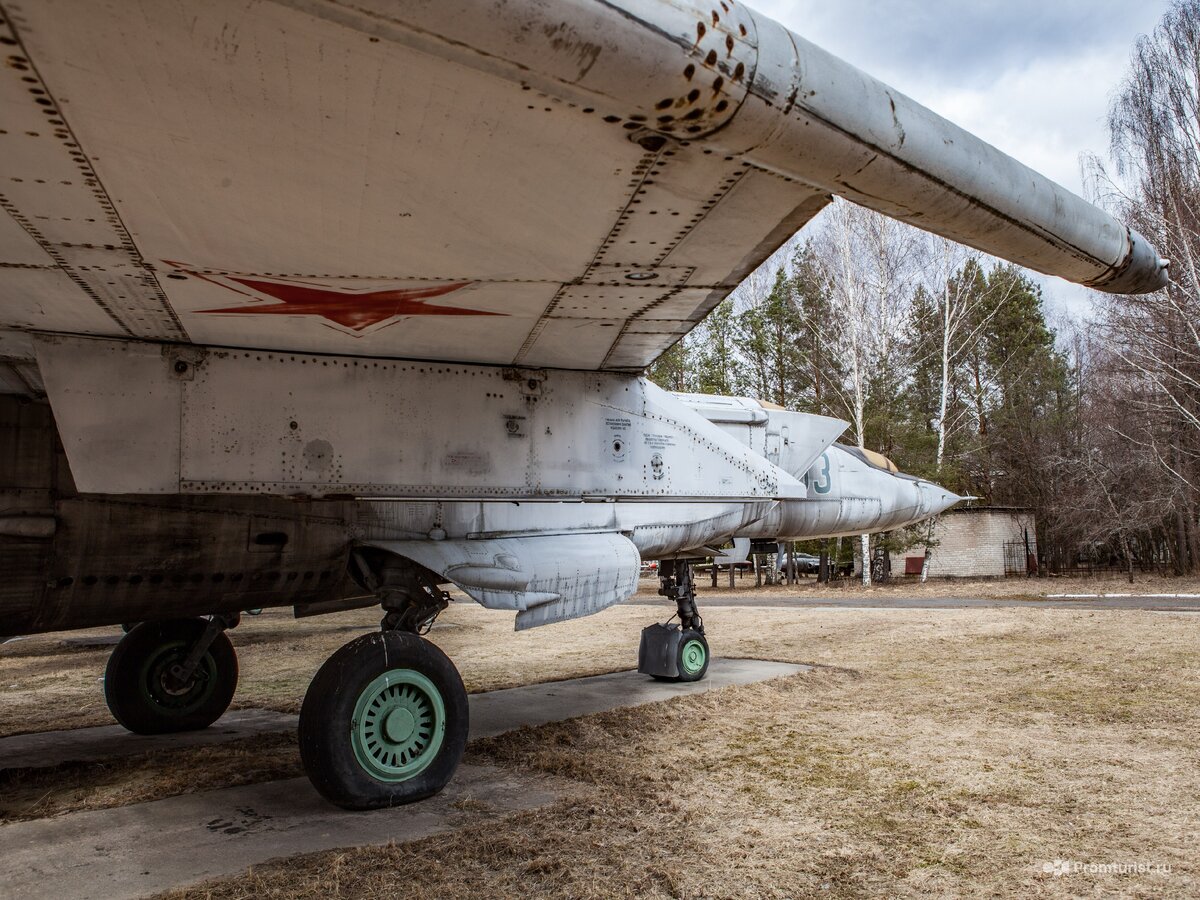 Зачем перехватчику МиГ-25ПУ две кабины и за что его любили лётчики ?‍??‍?✈️