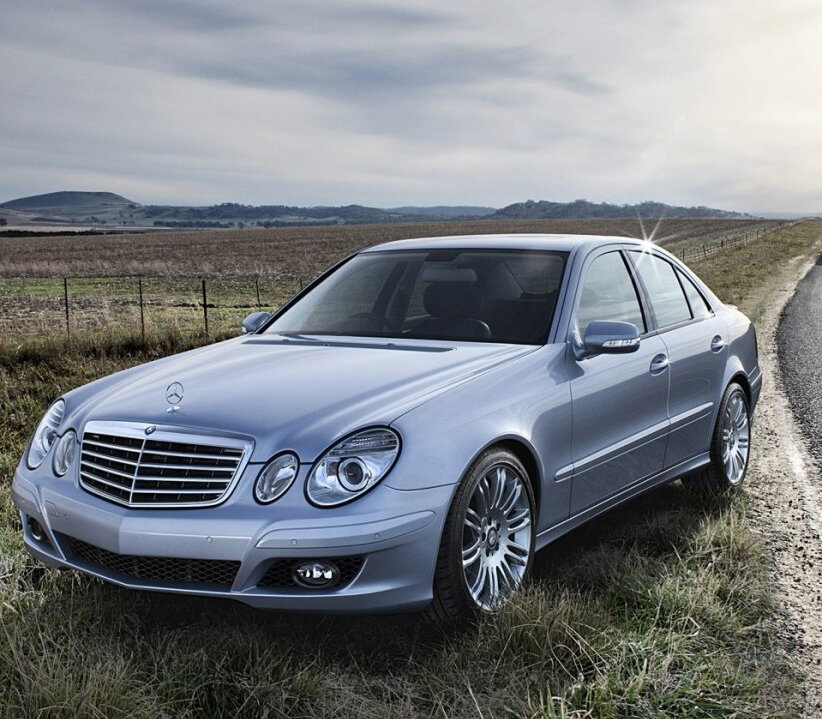 Обычный мерседес на обочине...