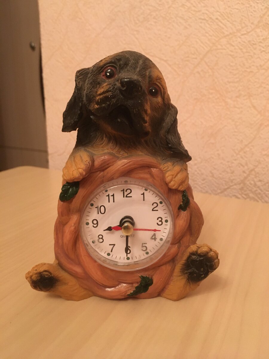 Es ist halb neun. /It's half past eight.