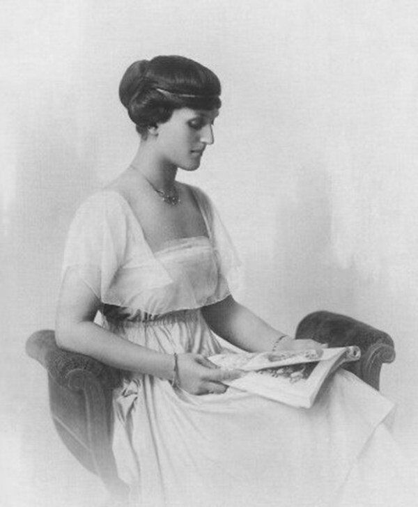 Аспасия Манос, избранница короля