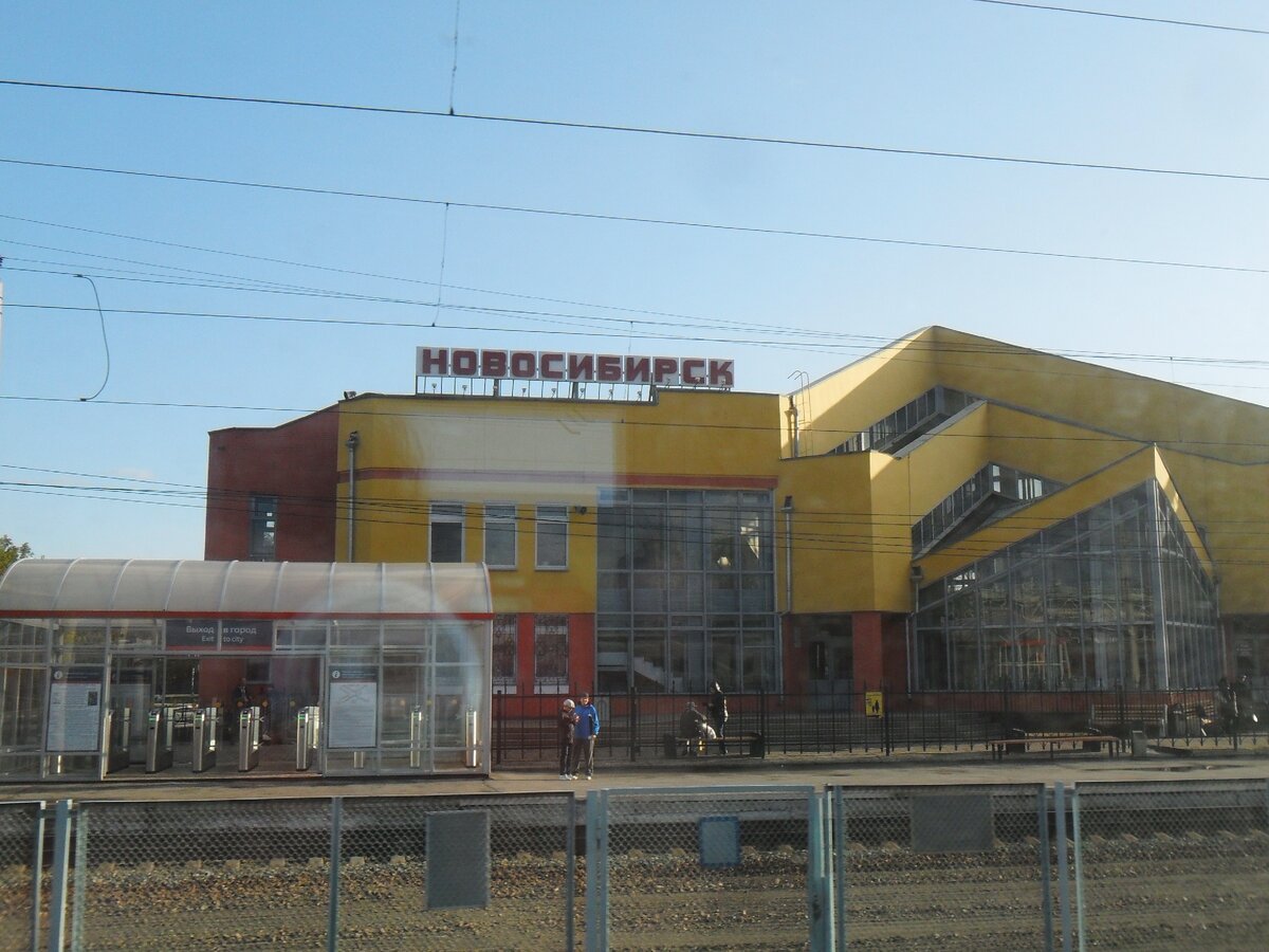 Новосибирск западный правая. Новосибирск Западный. Вокзал в Новосибирске Новосибирск Западный. Вокзал Новосибирск Западный фото. Вокзал Новосибирск Западный старые фото.