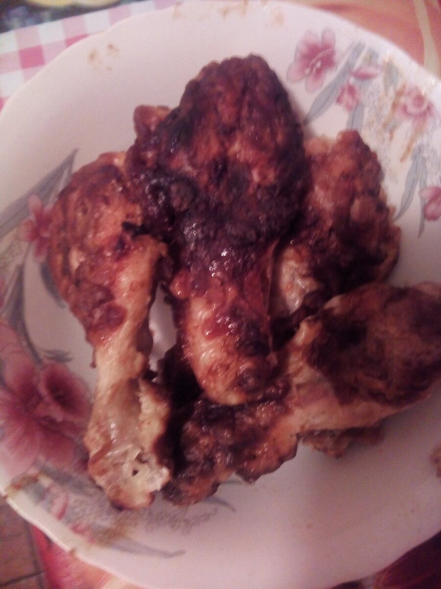 Ингридиенты:1кг -голени,майонез 150г,мука-100г,1шт -яйцо,50г-сыр российский,1ч.л аджика,1ч.л горчицы,приправа для курицы,соль,перец по вкусу.