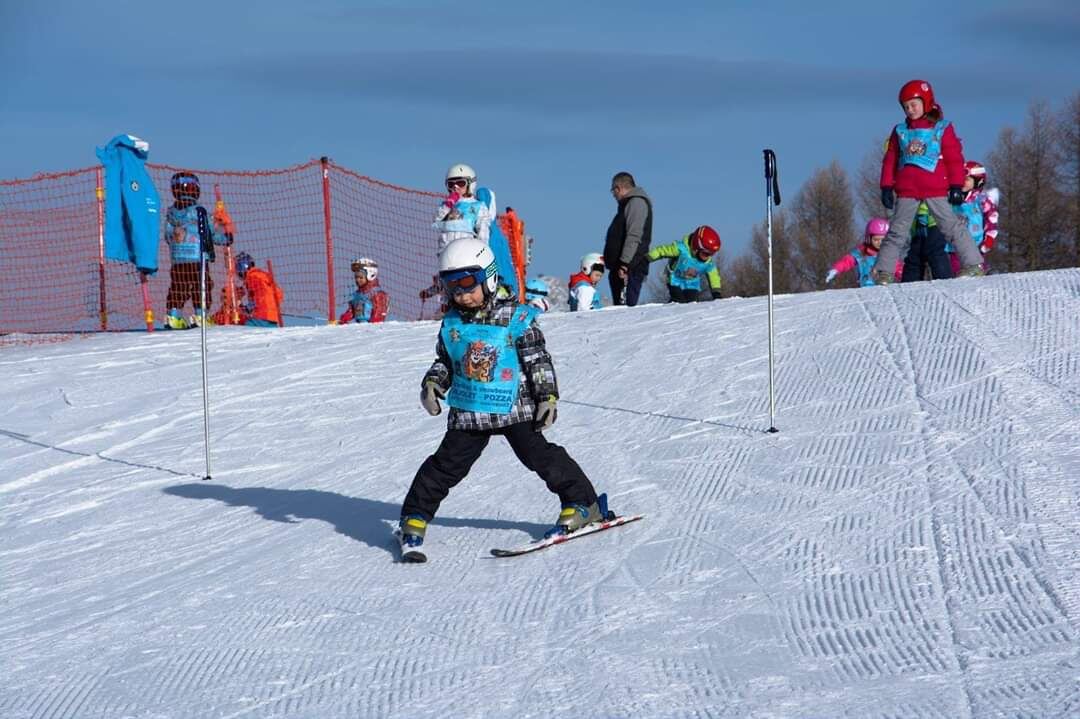 Лыжная школа для детей, первый урок.